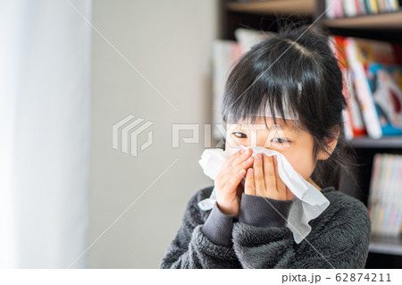 女の子　冷えピタ　鼻をかむ 62874211