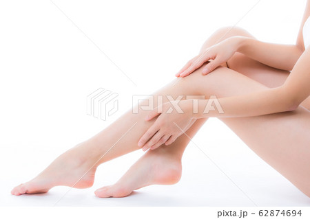 脚をスキンケアする女性 脚をスキンケアする女性 62874694