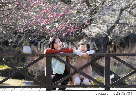 春の公園を楽しむ親子 春の公園を楽しむ親子 62875704