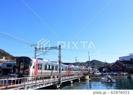 漁港近くを走る呉線の電車 62876055