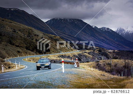 asphalt highway in aoraki-mt.cook national park 62876612