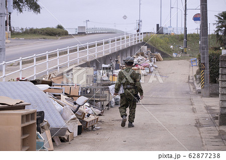 被災地を歩く自衛隊員 62877238
