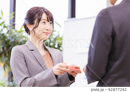 女性　ビジネス　名刺交換 62877292