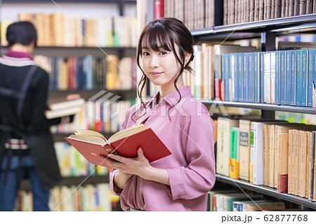 若い女性 図書館 書店 読書 若い女性 図書館 書店 読書 62877768