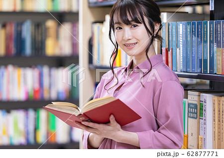 若い女性 図書館 書店 読書 若い女性 図書館 書店 読書 62877771
