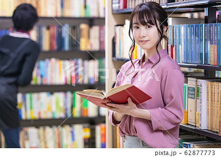 若い女性 図書館 書店 読書 若い女性 図書館 書店 読書 62877773