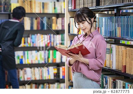 若い女性 図書館 書店 読書 若い女性 図書館 書店 読書 62877775