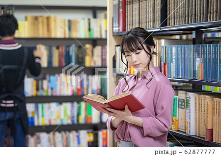 若い女性　図書館　書店　読書 62877777