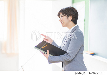 先生 教師 女性 先生 教師 女性 62877838