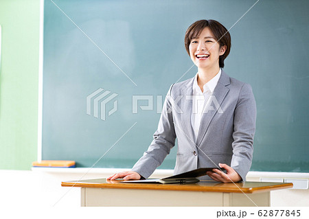 先生 教師 女性 先生 教師 女性 62877845