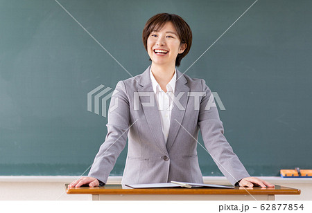 先生 教師 女性 先生 教師 女性 62877854