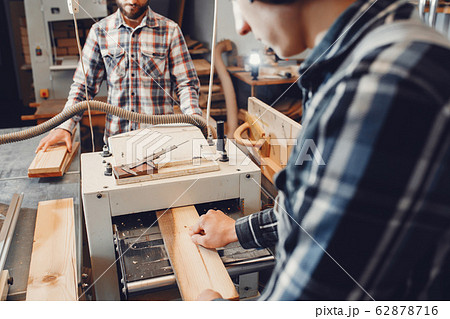 The carpenter works with a tree The carpenter works with a tree 62878716