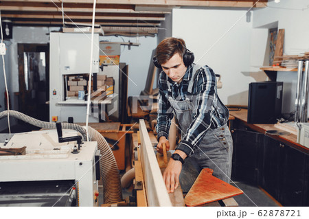 The carpenter works with a tree 62878721