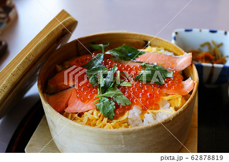 鮭とイクラのわっぱ飯 62878819