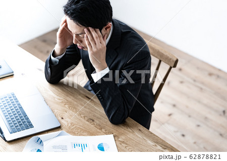 ビジネスマン 考える 悩む ビジネスマン 考える 悩む 62878821