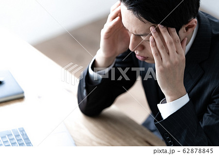 ビジネスマン　考える　悩む 62878845