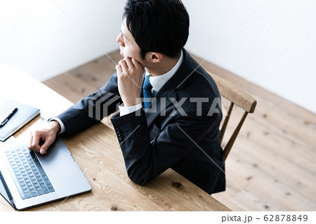 ビジネスマン　考える　悩む 62878849
