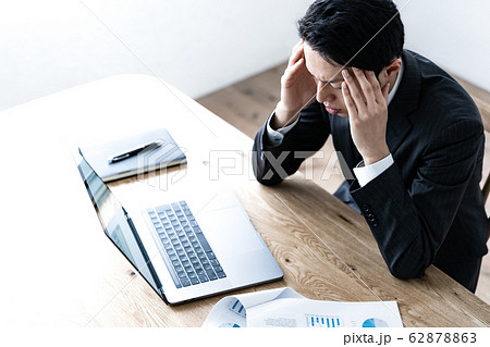 ビジネスマン　考える　悩む 62878863