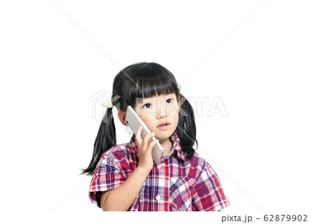 真剣な顔でスマートフォンで話をする幼い女の子。スマートフォン、相談、悩み、電話イメージ 62879902