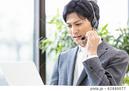 ビジネスシーン　ウェブ会議 62880077