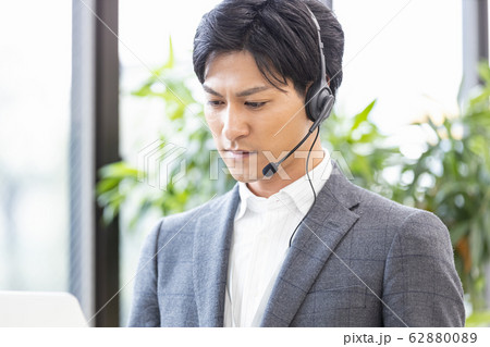 ビジネスシーン　ウェブ会議 62880089