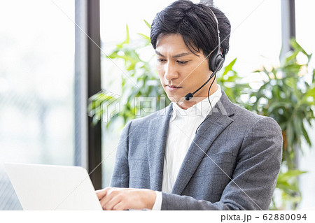 ビジネスシーン　ウェブ会議 62880094