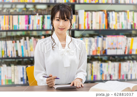 ボールペンを持つ女性 文字を書く 記入する ボールペンを持つ女性 文字を書く 記入する 62881037