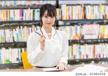 ボールペンを持つ女性 文字を書く 記入する ボールペンを持つ女性 文字を書く 記入する 62881038