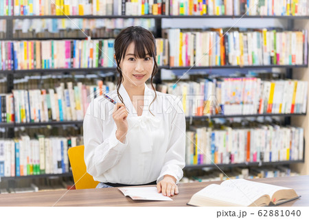 ボールペンを持つ女性 文字を書く 記入する ボールペンを持つ女性 文字を書く 記入する 62881040