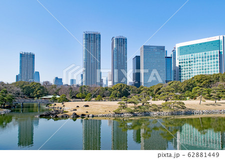東京都　浜離宮恩賜庭園　横堀とビル群 62881449