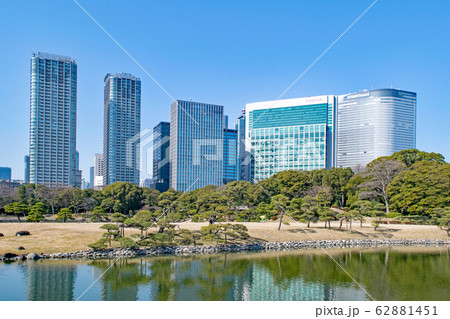 東京都　浜離宮恩賜庭園　横堀とビル群 62881451