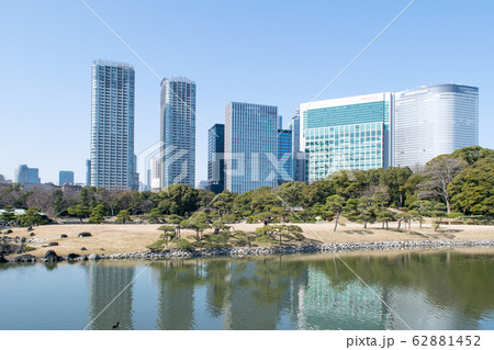 東京都　浜離宮恩賜庭園　横堀とビル群 62881452