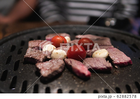 People having the Barbecue Yakiniku 62882578