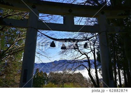 宝登山神社奥宮の鳥居と雲海に釜伏山 宝登山神社奥宮の鳥居と雲海に釜伏山 62882874