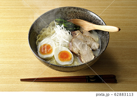 白湯拉麺を食べる 62883113