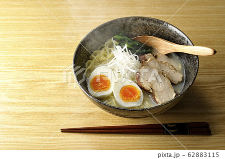 白湯拉麺を食べる 白湯拉麺を食べる 62883115