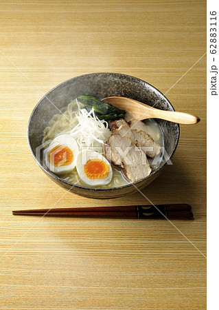 白湯拉麺を食べる 62883116