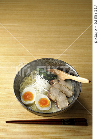 白湯拉麺を食べる 62883117