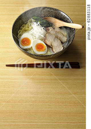 白湯拉麺を食べる 62883118