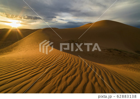 Sunset over the sand dunes in the desert 62883138