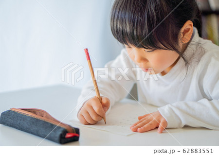 女の子　勉強　リビング 62883551