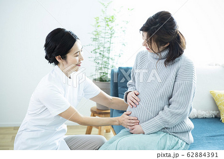 妊婦と看護師 62884391