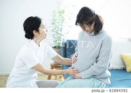 妊婦と看護師 62884392