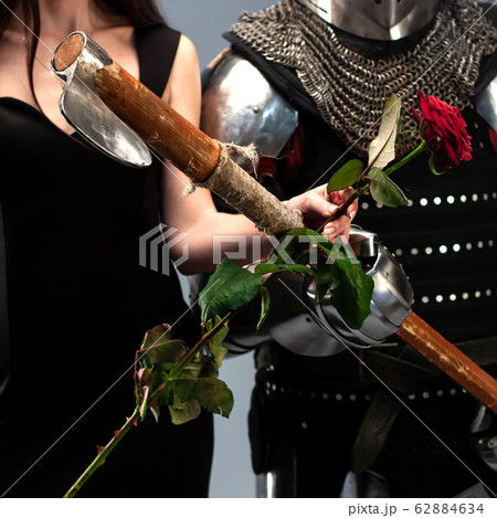 Knight and woman hold a rose in hands 62884634