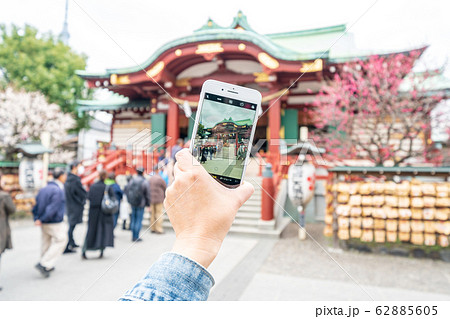 亀戸天神の本殿をスマートフォンで撮る 62885605
