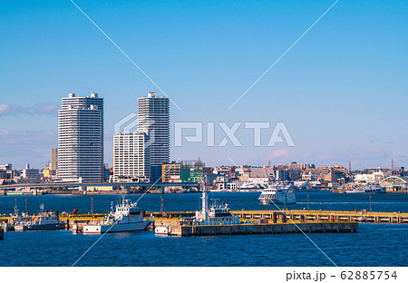 日本の横浜都市景観　横浜港の観光船「マリーンシャトル」などを望む＝2020年2月9日撮影 62885754