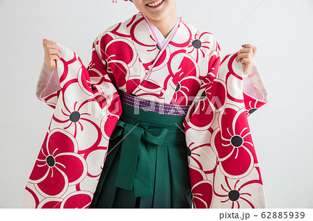 白バック 袴 女性 笑顔 可愛い hakama 白バック 袴 女性 笑顔 可愛い hakama 62885939