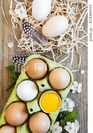 Chicken eggs in tray 62886043