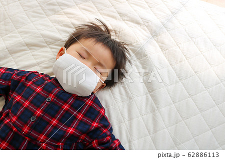 発熱　幼児　マスク　風邪 62886113