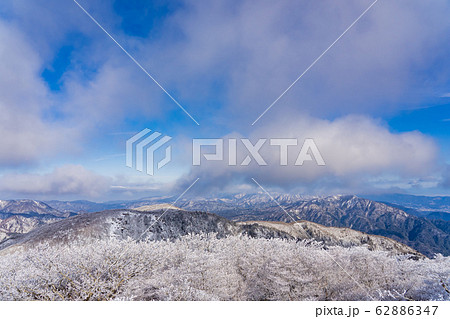 三重県　冬の御在所山頂からの眺め　樹氷　霧氷 62886347